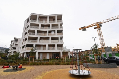 aire de jeux et immeuble blanc neuf avec des logements