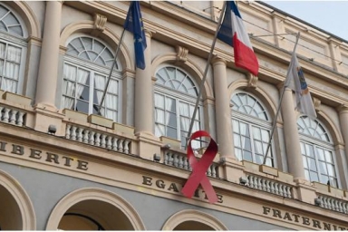 Hôtel-de-Ville avec le ruban rouge