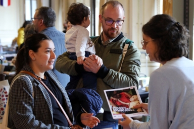 Une famille qui échange avec un agent de la Ville - Matinée d'accueil des nouveaux stéphanois
