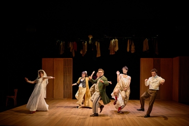 un groupe qui danse avec des costumes sur une scène