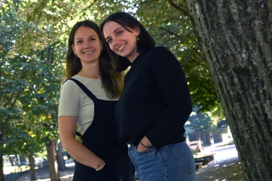 deux jeunes femmes souriantes