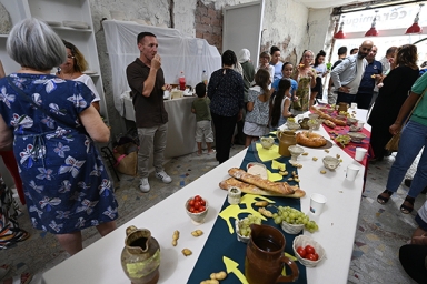 un groupe de personnes qui mangent autour d'une grande table décorée avec de la nourriture