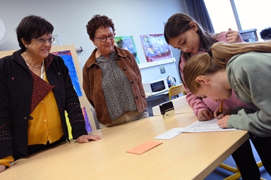 deux adultes et deux enfants dont une qui vote