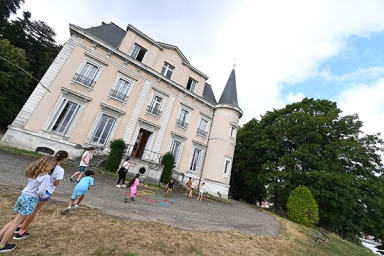 château avec des enfants devant