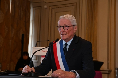 Un homme avec l'écharpe de maire