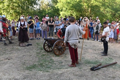 Démonstration médiéval avec des personnes en costume d'époque