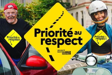 un automobiliste et une conductrice de scooter qui sourient
