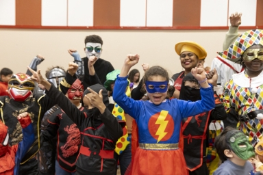 un groupe de personnes dont des enfants déguisés