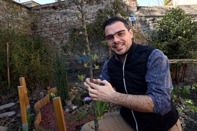 un homme dans un jardin