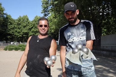 deux hommes sur un terrain de pétanque