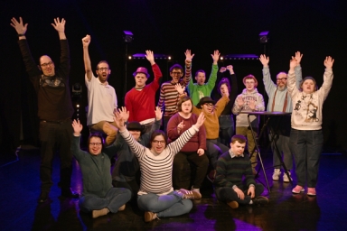 un groupe de personnes qui lèvent tous les mains