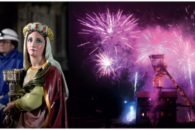 Statue de Sainte-Barbe devant le puits Couriot illuminé 