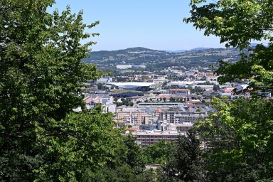 vue sur la ville avec des arbres en premier plan