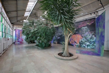 arbre, murs peints exposés dans une salle