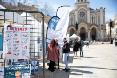 une affiche qui explique ce que c'est que l'autisme 