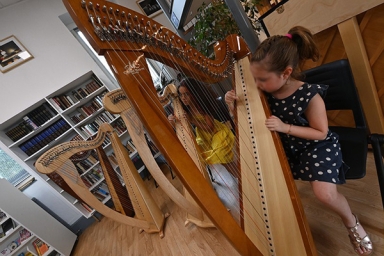 une jeune fille qui joue de la harpe