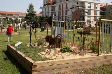 Plantation de fleurs dans un square engazonné