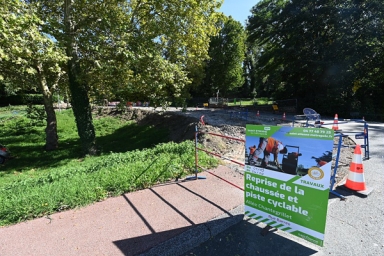 panneau de chantier indiquant les travaux de création d'une piste cyclable Allée Chantegrillet