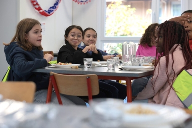plusieurs enfants qui mangent à une table