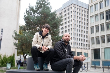 deux personnes assisses sur un banc