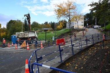 barrières, route d'accès à un bâtiment en travaux