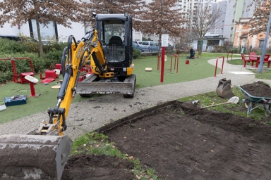 engin de chantier dans un parc urbain avec des agrès