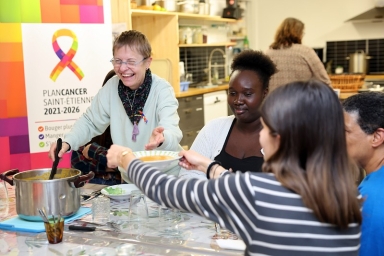 un groupe de personnes d'âges variés qui partagent un repas 
