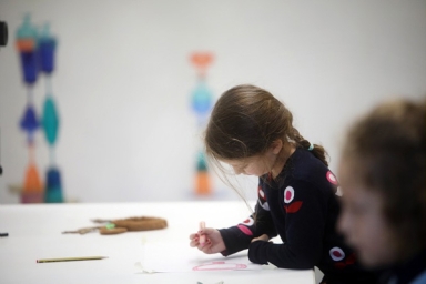 une enfant qui dessine