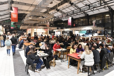halles gourmandes avec beaucoup de monde