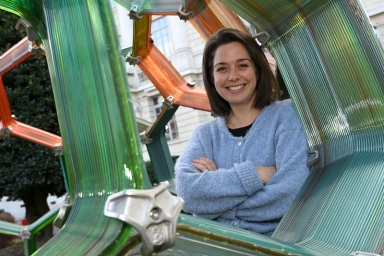 une jeune femme souriante
