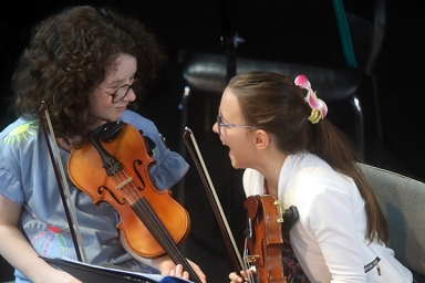 Deux jeunes musiciennes jouant du violon 