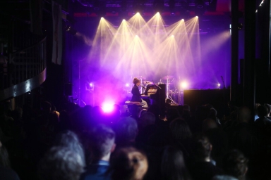concert avec une artiste au piano sur scène