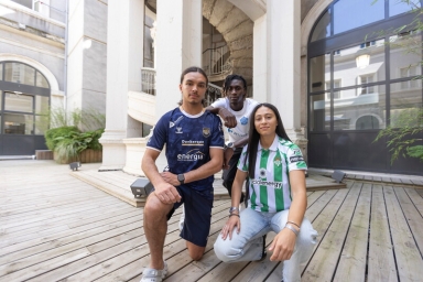 trois jeunes en tenue de football