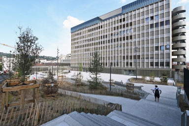 place rénovée et grand immeuble 