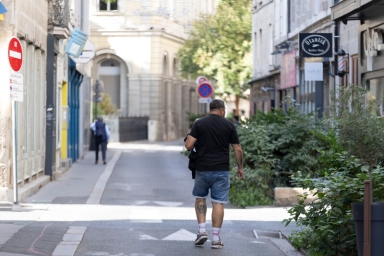 un homme qui marche sur une route