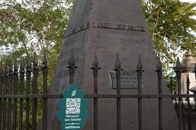 signalétique en forme de feuille avec un QR code devant une tombe
