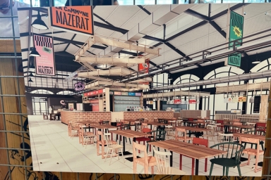 halles avec tables et chaises