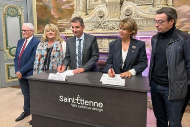 deux personnes qui signent un document