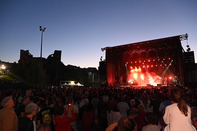 concert avec scène, foule et château en arrière plan - Agrandir l'image 3 sur 4, fenêtre modale
