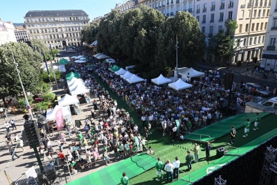 un parvis vert, une foule sur une place - Agrandir l'image 1 sur 7, fenêtre modale