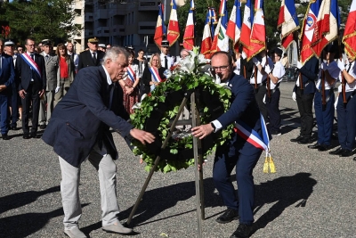 deux élus qui déposent un couronne de fleurs - Agrandir l'image 4 sur 5, fenêtre modale