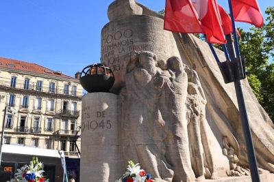 monument aux morts avec drapeaux et couronnes de fleurs - Agrandir l'image 5 sur 5, fenêtre modale