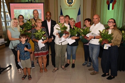 un groupe souriant avec des plantations dans les mains - Agrandir l'image 6 sur 6, fenêtre modale