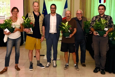 un groupe souriant avec des plantations dans les mains - Agrandir l'image 2 sur 6, fenêtre modale