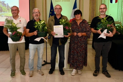 un groupe souriant avec des plantations dans les mains - Agrandir l'image 5 sur 6, fenêtre modale