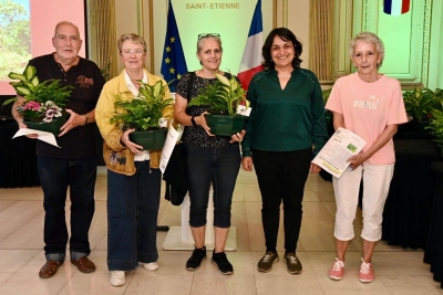 un groupe souriant avec des plantations dans les mains - Agrandir l'image 3 sur 6, fenêtre modale