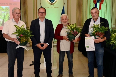 un groupe souriant avec des plantations dans les mains - Agrandir l'image 4 sur 6, fenêtre modale