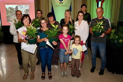 un groupe souriant avec des plantations dans les mains - Agrandir l'image 1 sur 6, fenêtre modale