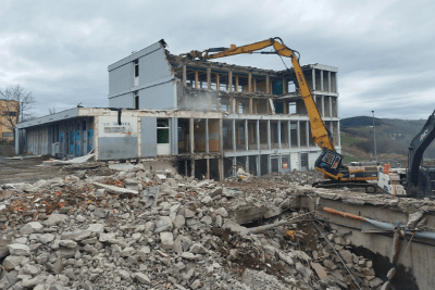 L'ancienne école en cours de démolition - Agrandir l'image 3 sur 7, fenêtre modale