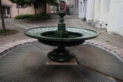 Fontaine du square Cocteau - Agrandir l'image 2 sur 2, fenêtre modale